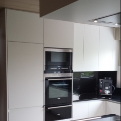 Greeploze keuken snow white met zwarte granieten werkblad en siemens keuken toestellen . 